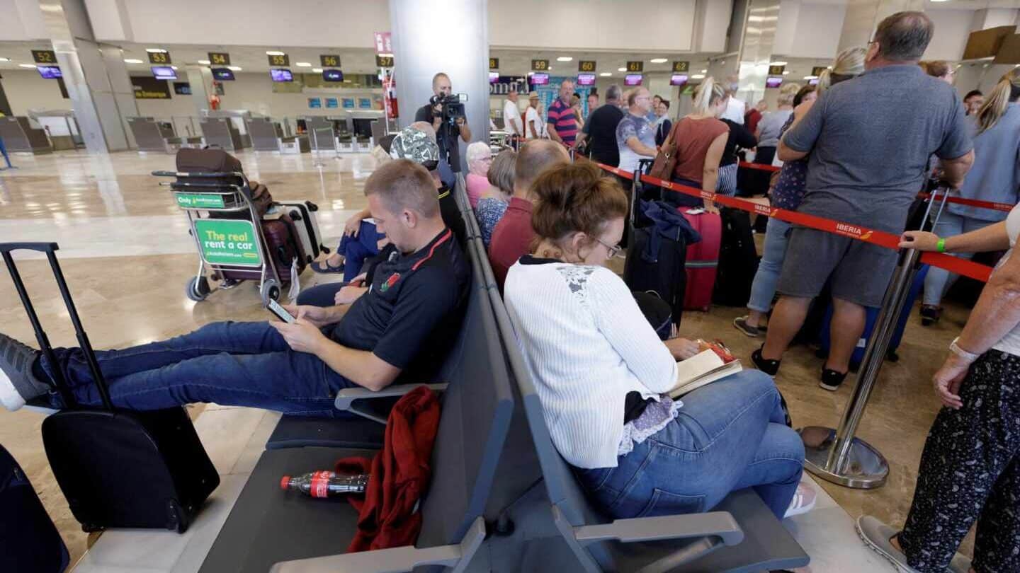 Spains Tourism Faces Crisis as Thomas Cook Workers Are Left High and Dry