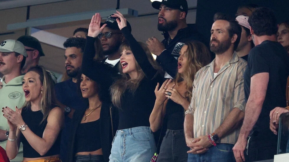 Friends unite at NFL game for Swifts rumored beau.
